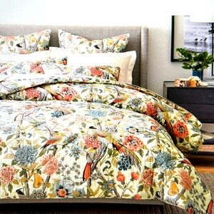 POTTERY BARN KING/CAL KING DUVET WITH STANDARD SIZE SHAMS.